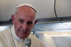 Papa Francesco parla con i giornalisti al ritorno da Fatima (Ansa)